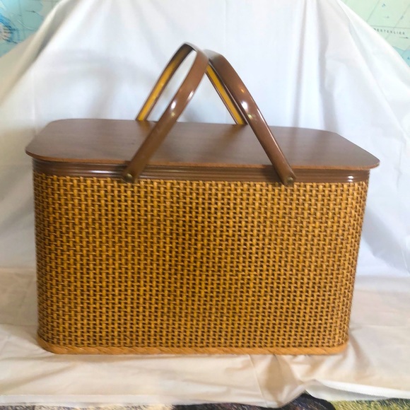 Picnic basket large woven straw with metal handles circa 1970 very sturdy Amish - Picture 1 of 10